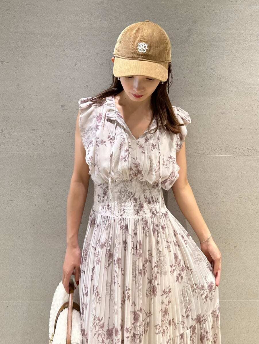 ピンク系のワンピース、イエロー系のハンドバッグ、グレー系のブーツを着用したレディースの秋コーディネートの4枚目の写真