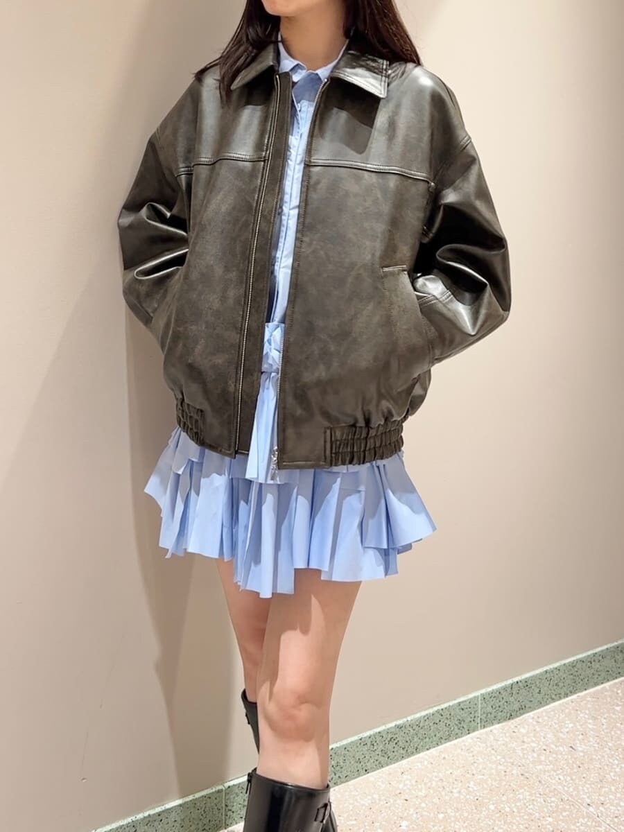 ブルー系のワンピース、ブラウン系のブルゾン、ホワイト系のハンドバッグを着用したレディースの秋コーディネートの3枚目の写真