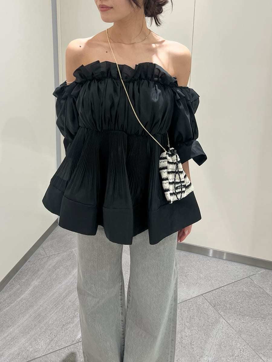 グレー系のデニムパンツ、ブラック系のその他トップス、イエロー系のパンプスを着用したレディースの春コーディネートの4枚目の写真