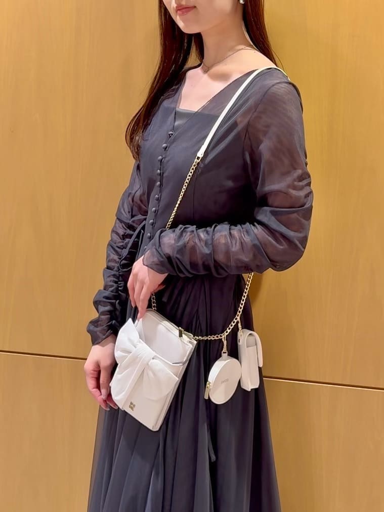 ブラック系のパンプス、ホワイト系のショルダーバッグ、シルバー系のネックレスを着用したレディースの冬コーディネートの8枚目の写真