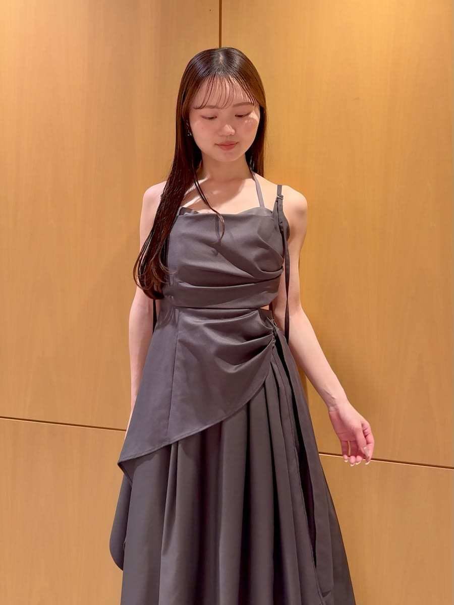 グレー系のワンピース、ブラック系のパンプス、ベージュ系のハンドバッグを着用したレディースの春コーディネートの5枚目の写真