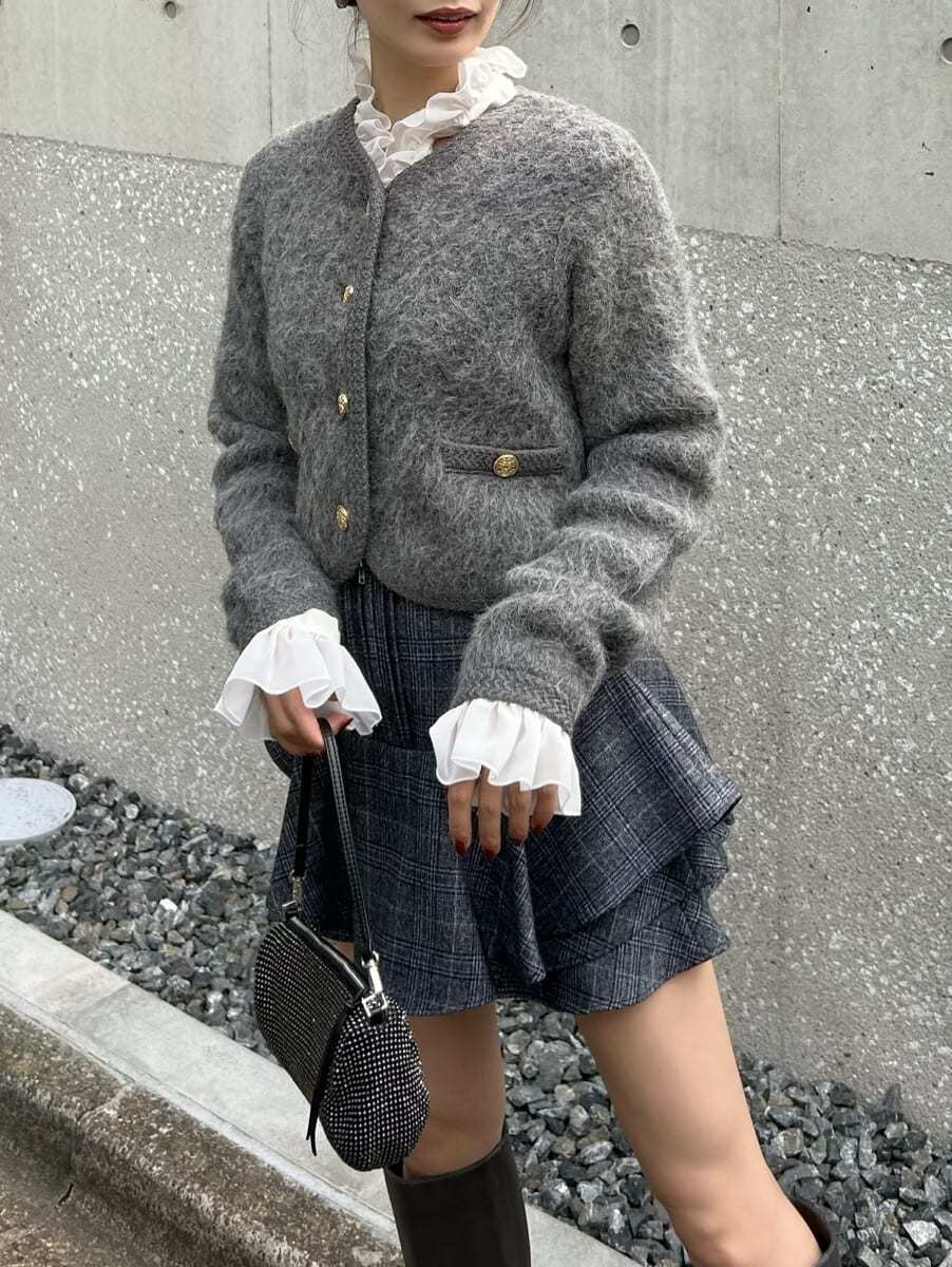 グレー系のブーツ、グレー系のノーカラージャケット、その他のその他パンツを着用したレディースの秋コーディネートの5枚目の写真