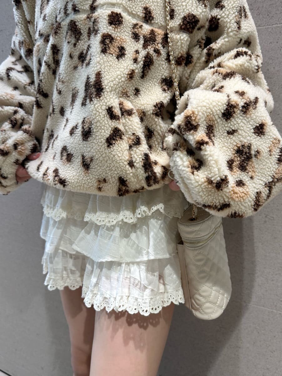 その他のTシャツ/カットソー、ホワイト系のその他パンツ、ブラウン系のブーツを着用したレディースの秋コーディネートの5枚目の写真