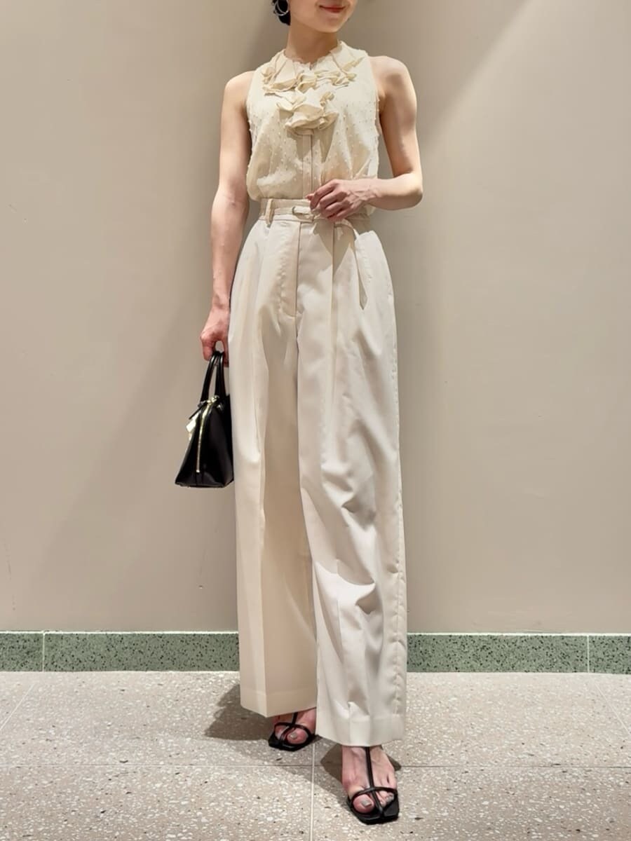 ベージュ系のシャツ/ブラウス、ホワイト系のその他パンツ、ブラック系のサンダルを着用したレディースの夏コーディネートの4枚目の写真