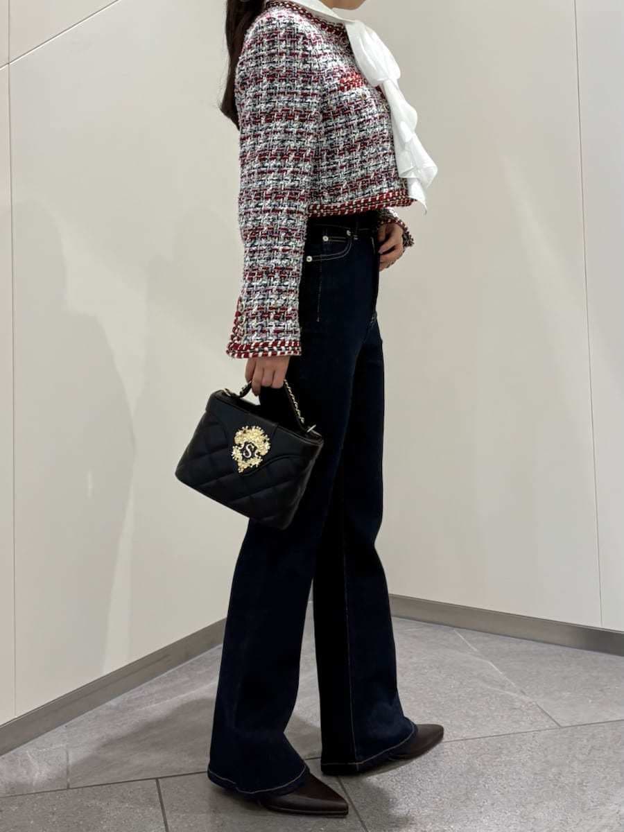 ブルー系のデニムパンツ、その他のノーカラージャケット、ホワイト系のシャツ/ブラウスを着用したレディースの秋コーディネートの5枚目の写真