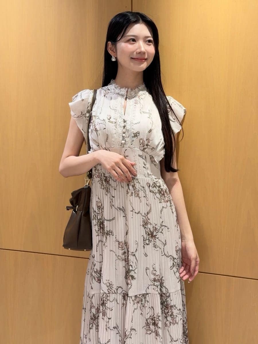 ピンク系のワンピース、ブラウン系のカーディガン/ボレロ、ブラウン系のサンダルを着用したレディースの秋コーディネートの6枚目の写真