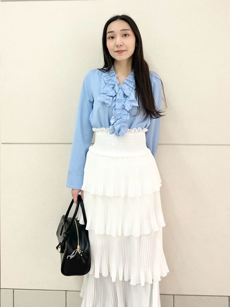 ブラック系のブーツ、ブルー系のシャツ/ブラウス、ホワイト系のスカートを着用したレディースの冬コーディネートの5枚目の写真