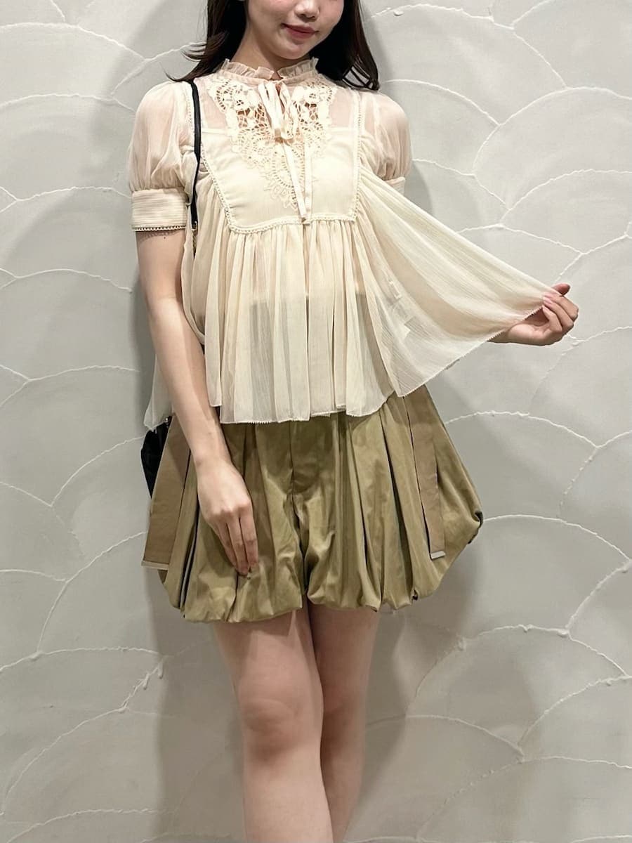 ベージュ系のその他パンツ、ブラック系のサンダル、ブラック系のショルダーバッグを着用したレディースの春コーディネートの5枚目の写真