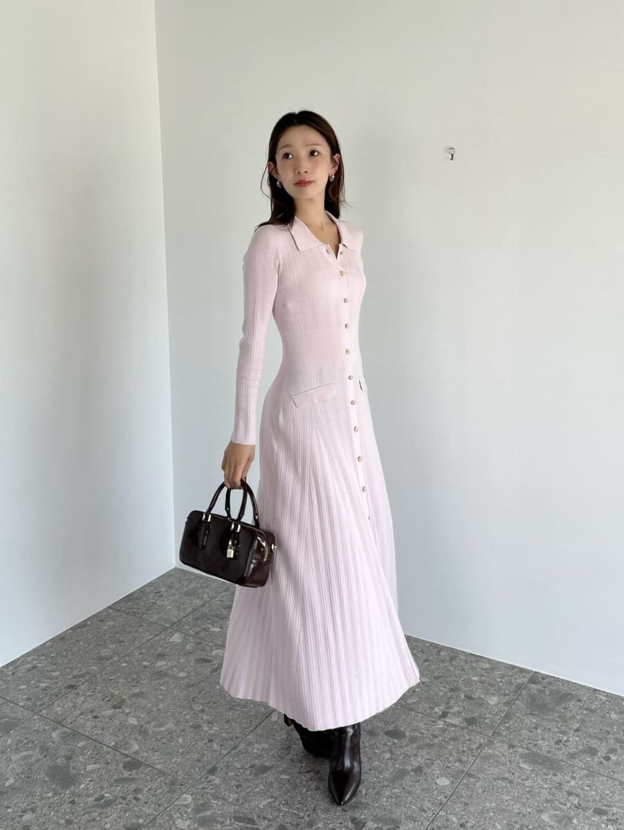 ピンク系のワンピース、ブラック系のボストンバッグ、ブラウン系のブーツを着用したレディースの秋コーディネートの3枚目の写真