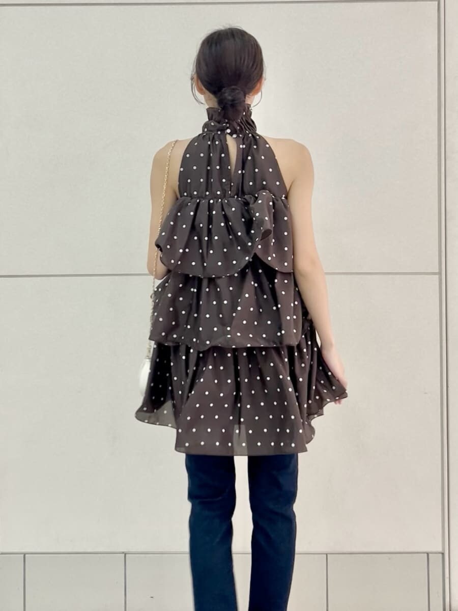 ブルー系のその他パンツ、ブラウン系のワンピース、ホワイト系のショルダーバッグを着用したレディースの春コーディネートの6枚目の写真