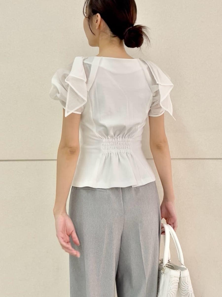 グレー系のその他パンツ、ホワイト系のTシャツ/カットソー、ホワイト系のハンドバッグを着用したレディースの夏コーディネートの7枚目の写真