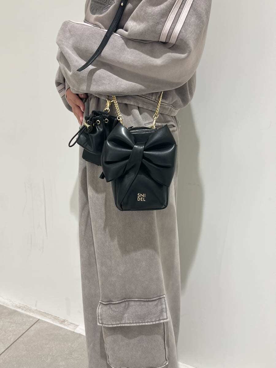 グレー系のスウェットパンツ、グレー系のスウェット、ブラック系のショルダーバッグを着用したレディースの冬コーディネートの5枚目の写真