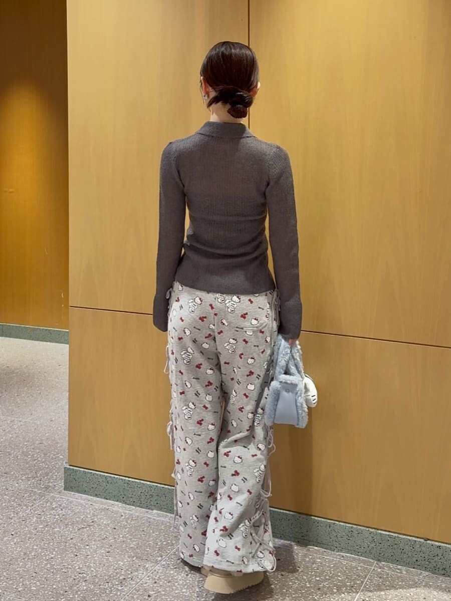 グレー系のニット/セーター、グレー系のその他パンツ、ブルー系のハンドバッグを着用したレディースの秋コーディネートの3枚目の写真