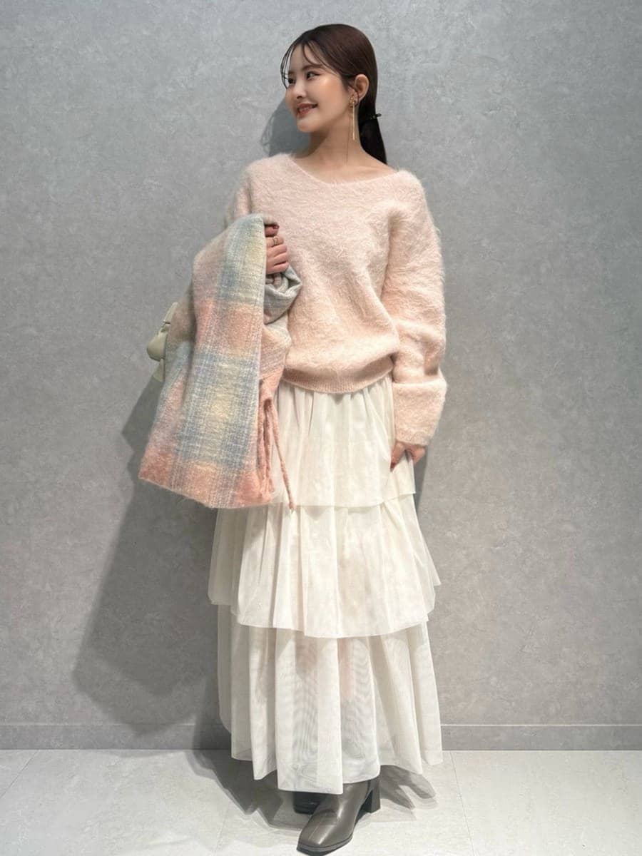 ピンク系のニット/セーター、ホワイト系のチェスターコート、ホワイト系のスカートを着用したレディースの冬コーディネートの4枚目の写真