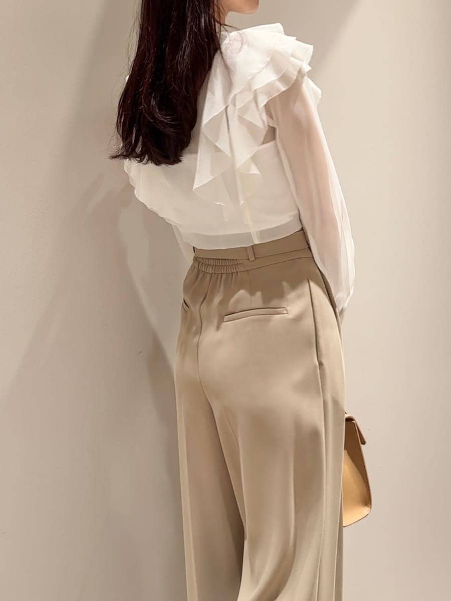 ホワイト系のシャツ/ブラウス、イエロー系のハンドバッグ、イエロー系のローファーを着用したレディースの秋コーディネートの3枚目の写真