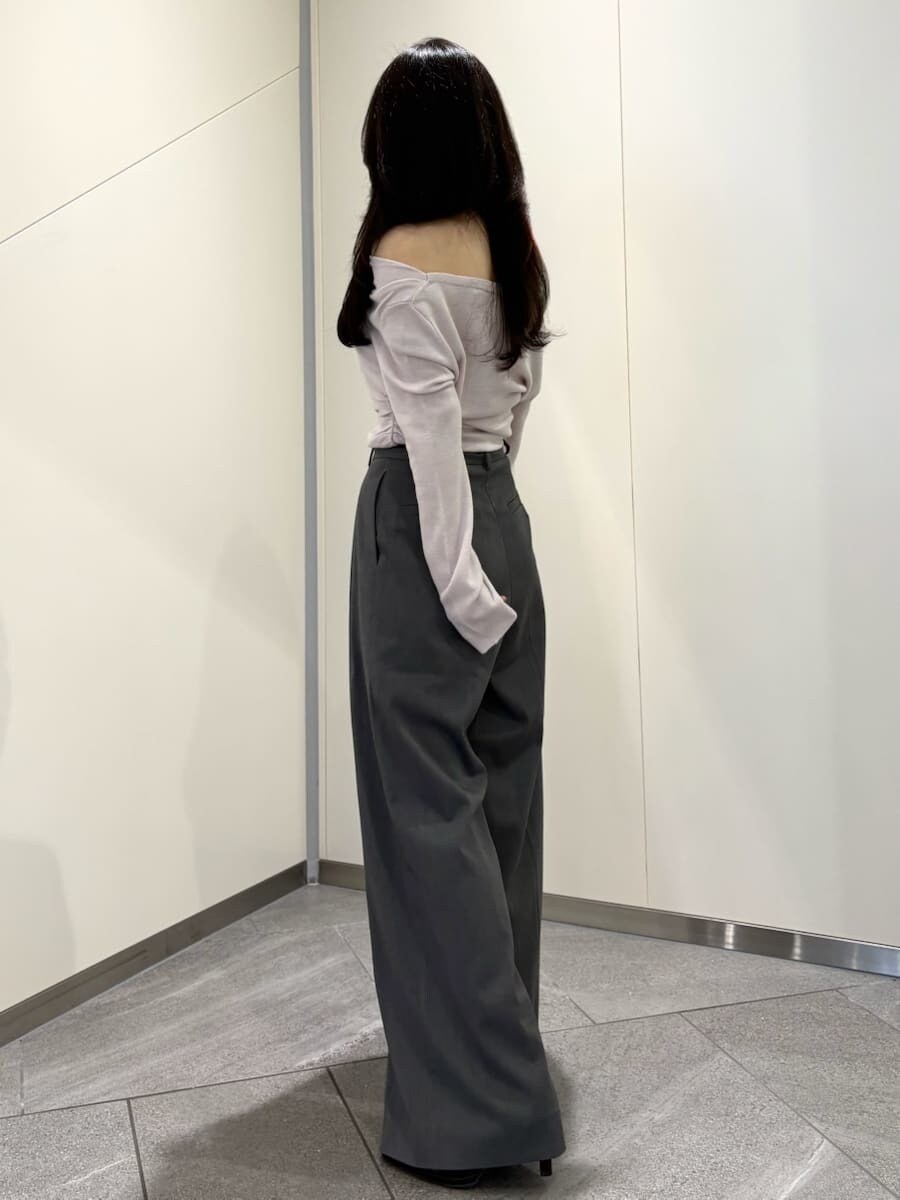 グレー系のその他パンツ、ピンク系のニット/セーター、ブラウン系のパンプスを着用したレディースの秋コーディネートの4枚目の写真