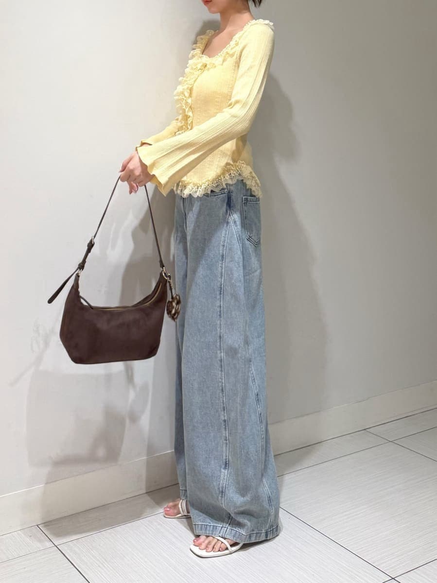 ホワイト系のサンダル、ブルー系のデニムパンツ、イエロー系のニット/セーターを着用したレディースの夏コーディネートの2枚目の写真