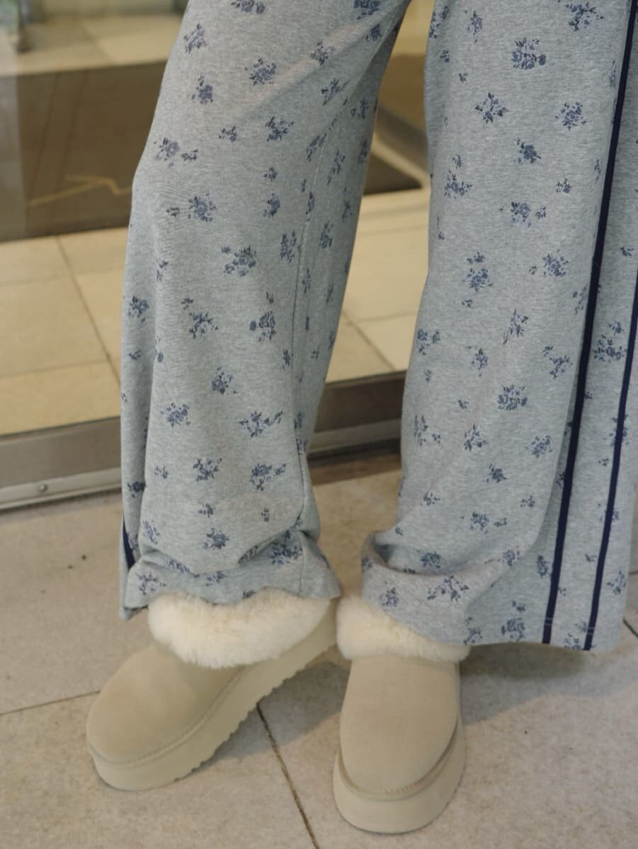 ブラック系のシャツ/ブラウス、その他のパーカー、その他のスウェットパンツを着用したレディースの夏コーディネートの2枚目の写真