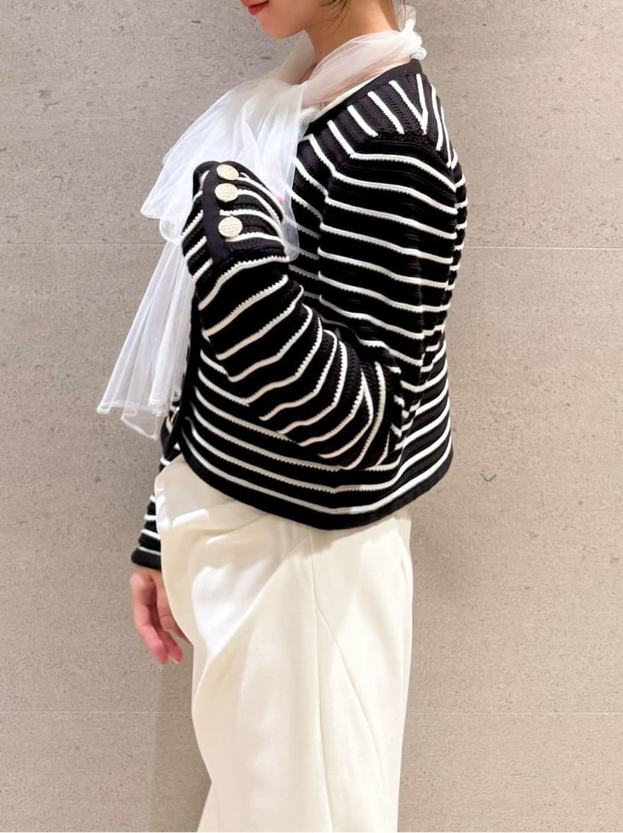 ホワイト系のスカート、ホワイト系のシャツ/ブラウス、その他のカーディガン/ボレロを着用したレディースの冬コーディネートの4枚目の写真