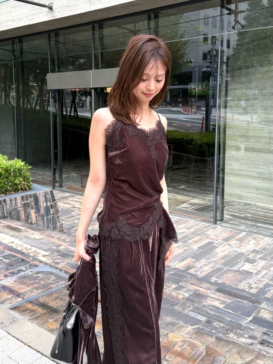 ブラウン系のその他パンツ、ブルー系のキャミソール、ブラック系のサンダルを着用したレディースの秋コーディネートの2枚目の写真