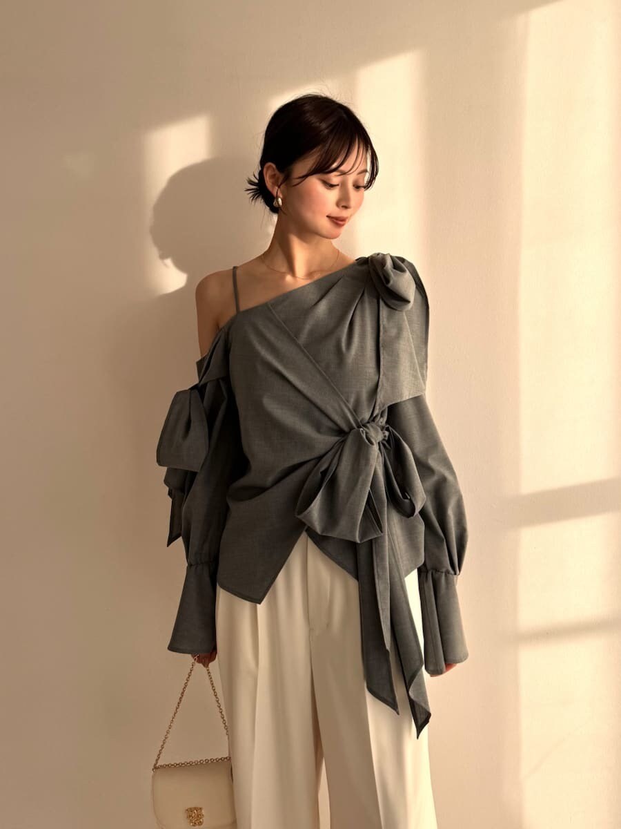 ホワイト系のその他パンツ、ホワイト系のショルダーバッグを着用したレディースの冬コーディネートの3枚目の写真