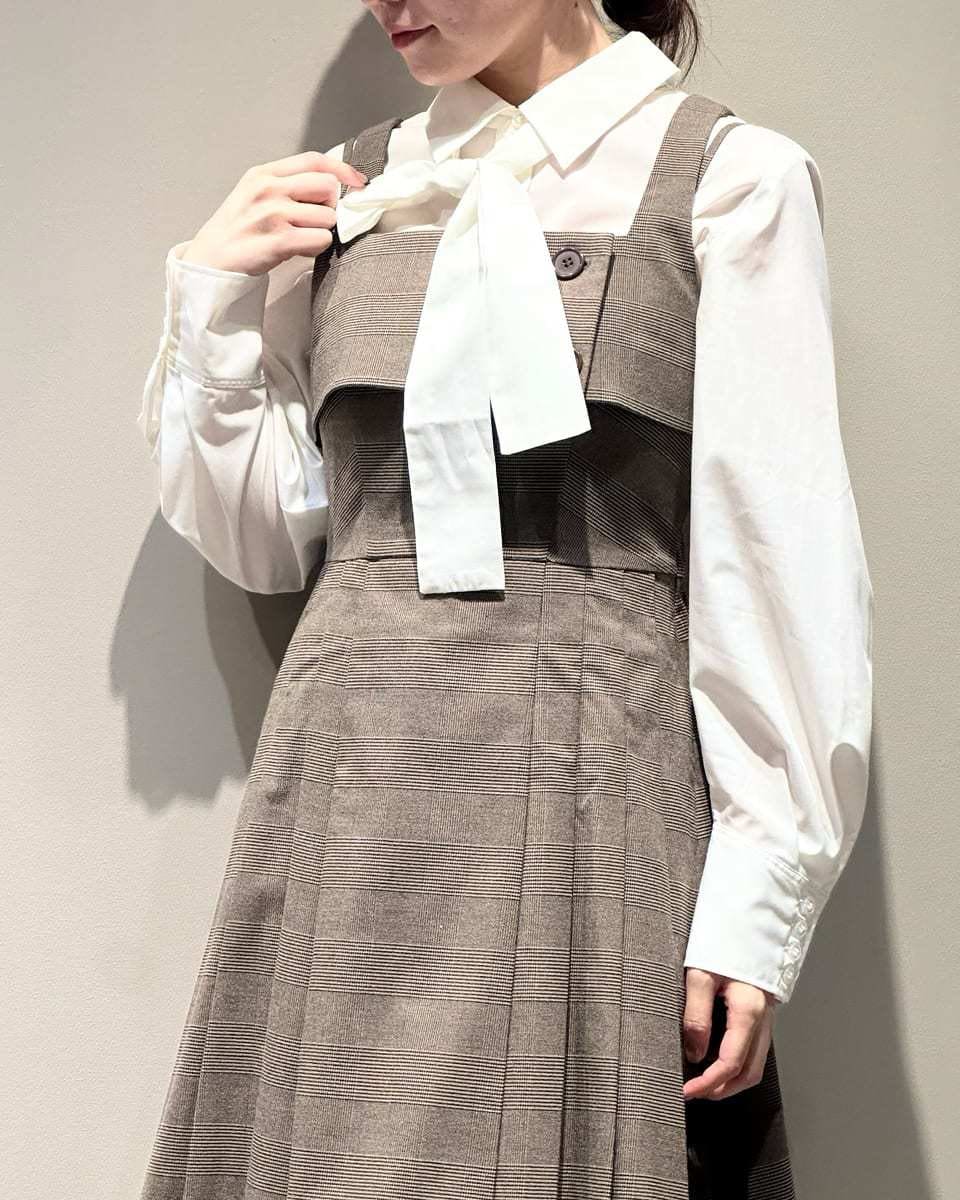 その他のワンピース、ホワイト系のシャツ/ブラウス、グレー系のブーツを着用したレディースの秋コーディネートの6枚目の写真