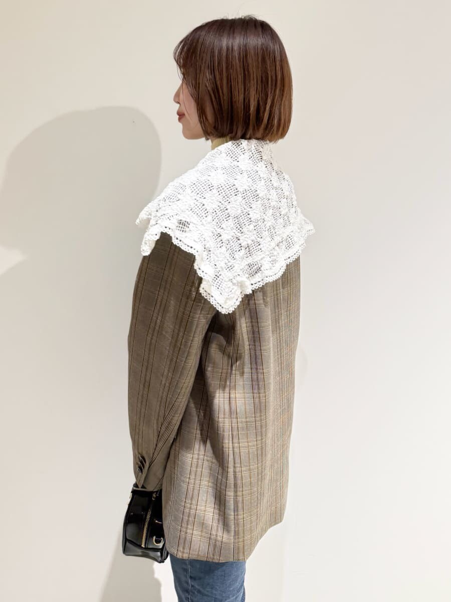 イエロー系のニット/セーター、その他のテーラードジャケット、ブルー系のデニムパンツを着用したレディースの秋コーディネートの7枚目の写真