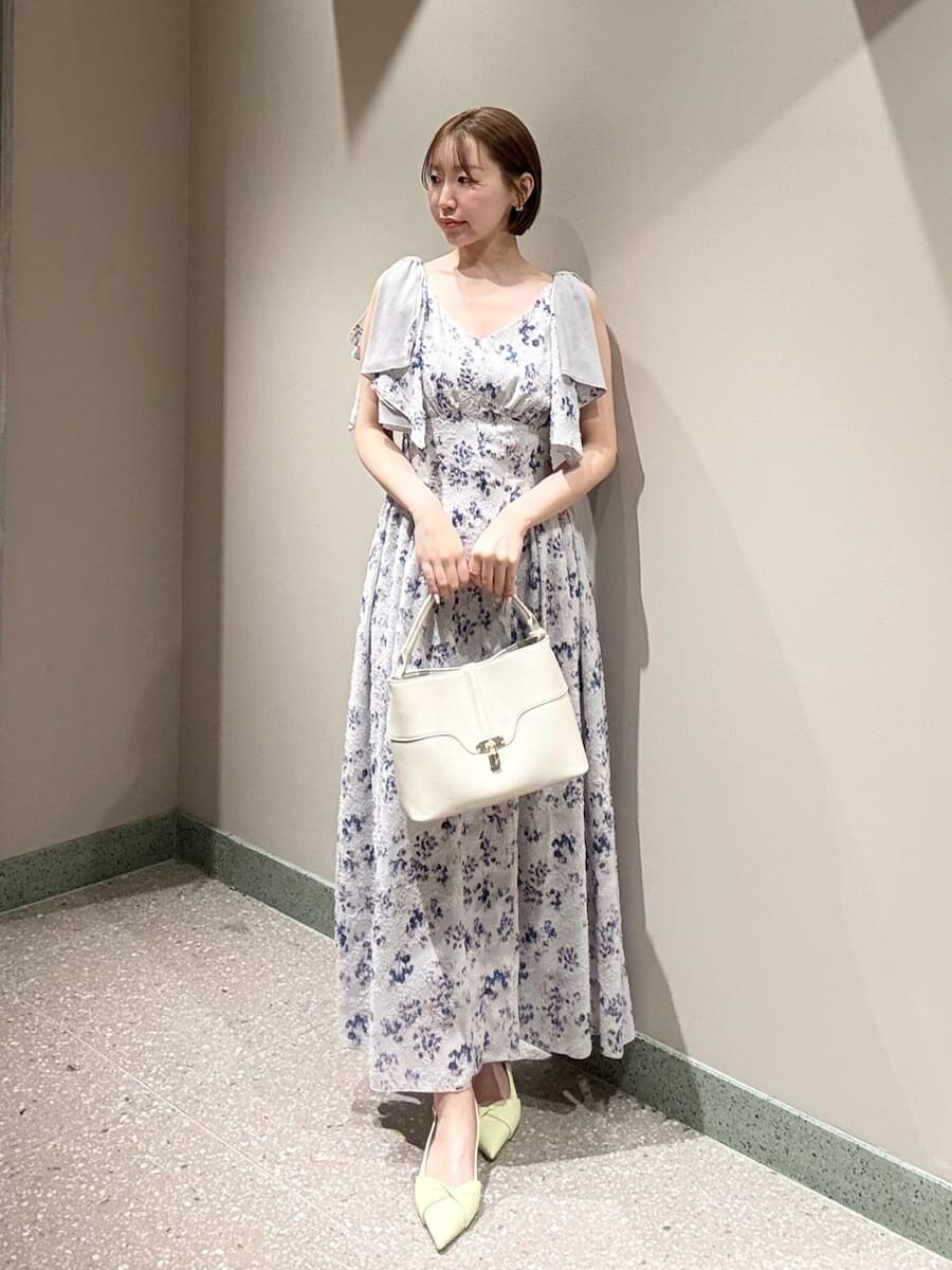 その他のワンピース、イエロー系のパンプス、ホワイト系のハンドバッグを着用したレディースの春コーディネートの9枚目の写真