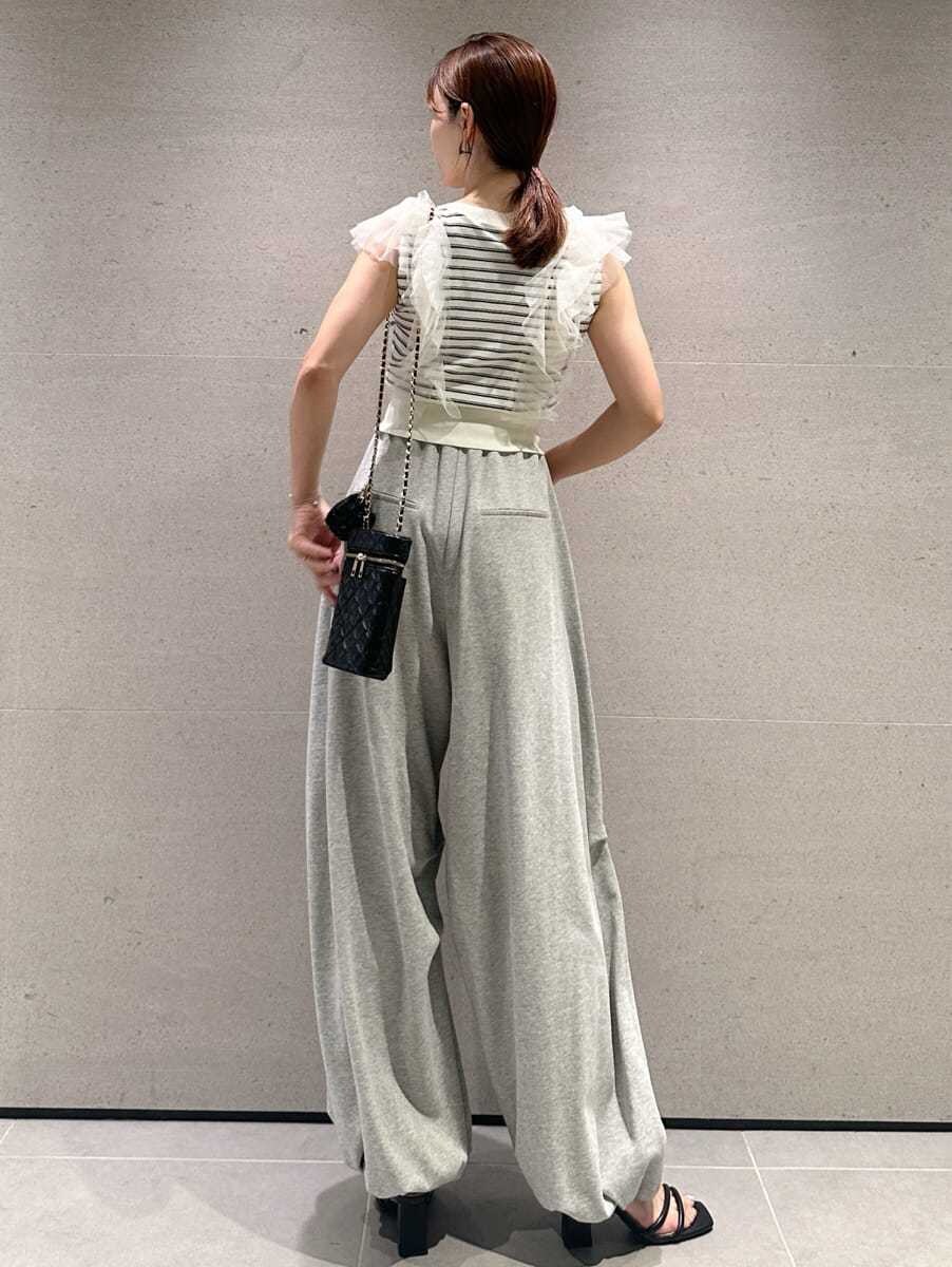 その他のニット/セーター、グレー系のその他パンツ、ブラック系のショルダーバッグを着用したレディースの夏コーディネートの3枚目の写真