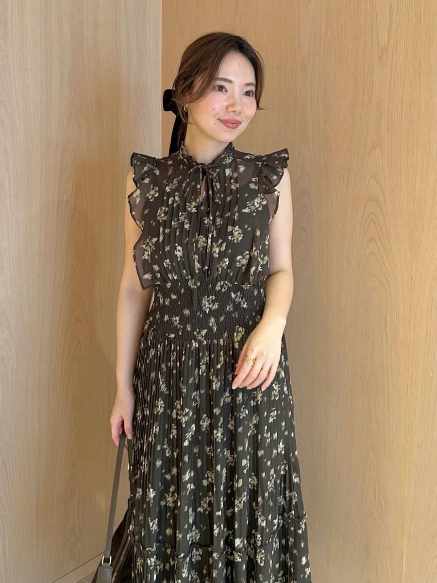 ブラウン系のワンピース、ブラウン系のブーツ、ブラウン系のその他ヘアアクセサリーを着用したレディースの夏コーディネートの5枚目の写真