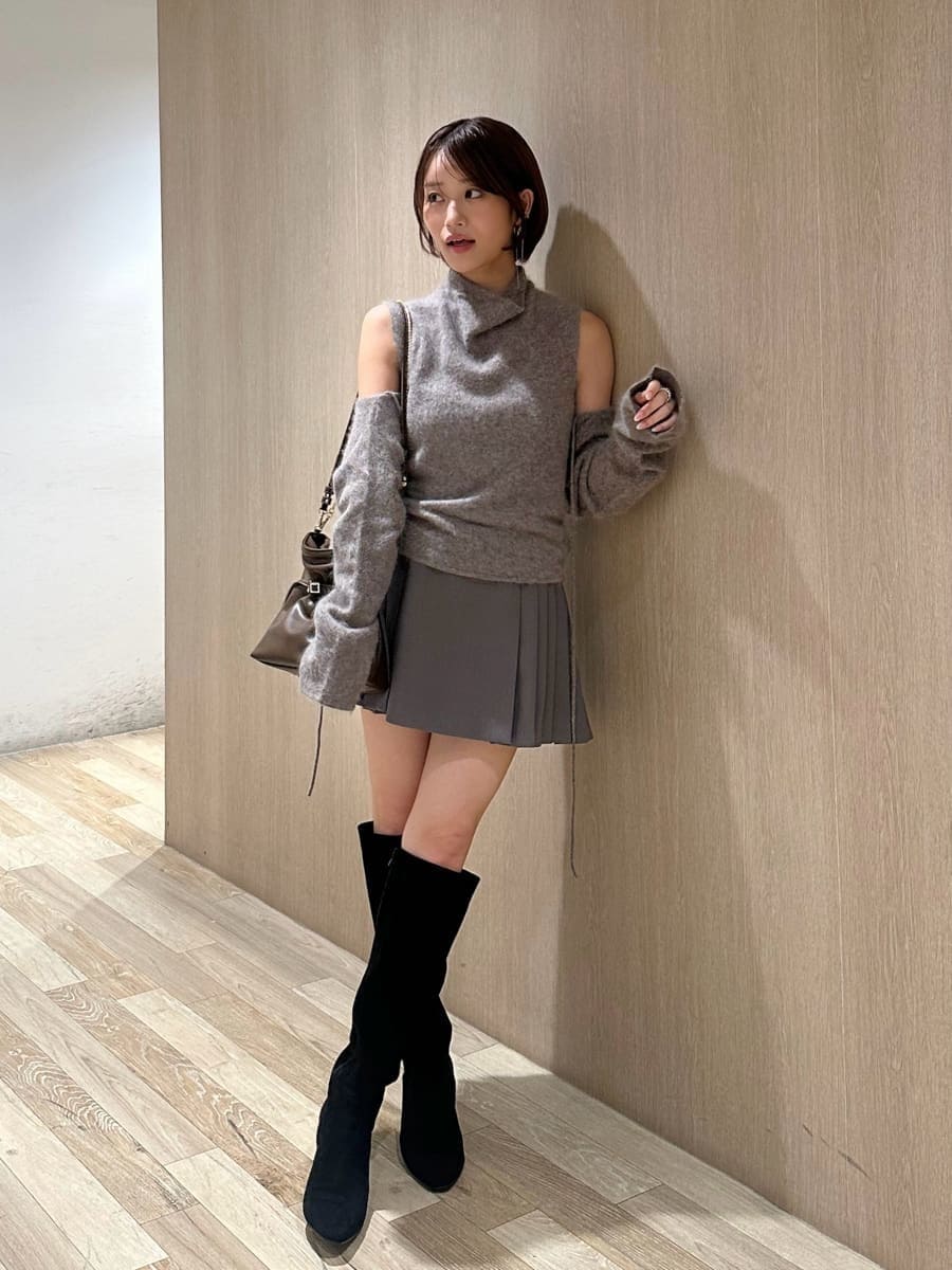 グレー系のその他パンツ、ブラウン系のTシャツ/カットソー、ブラウン系のカーディガン/ボレロを着用したレディースの秋コーディネートの2枚目の写真