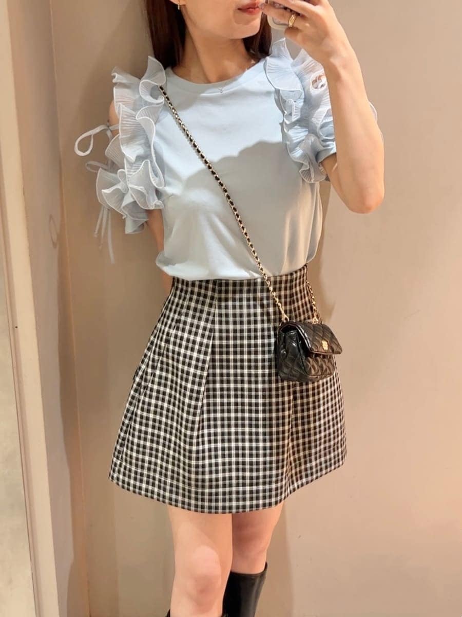 ブルー系のTシャツ/カットソー、その他のその他パンツ、ブラック系のショルダーバッグを着用したレディースの夏コーディネートの6枚目の写真