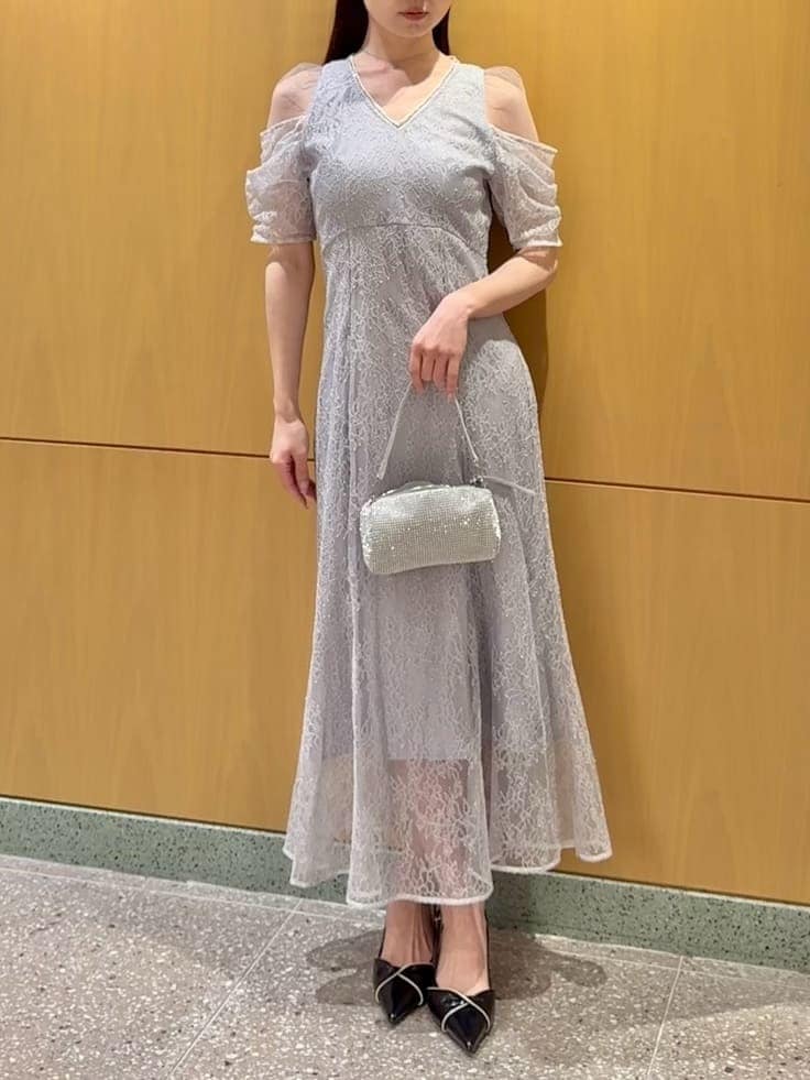 ブラック系のパンプス、シルバー系のネックレス、シルバー系のピアス（両耳用）を着用したレディースの冬コーディネートの7枚目の写真