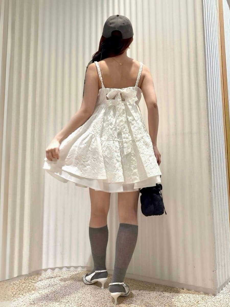 その他のパンプス、グレー系のキャップを着用したレディースの春コーディネートの4枚目の写真