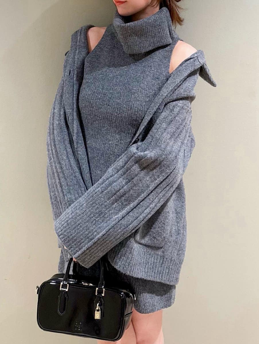 グレー系のカーディガン/ボレロ、グレー系のワンピース、ホワイト系のキャミソールを着用したレディースの秋コーディネートの3枚目の写真