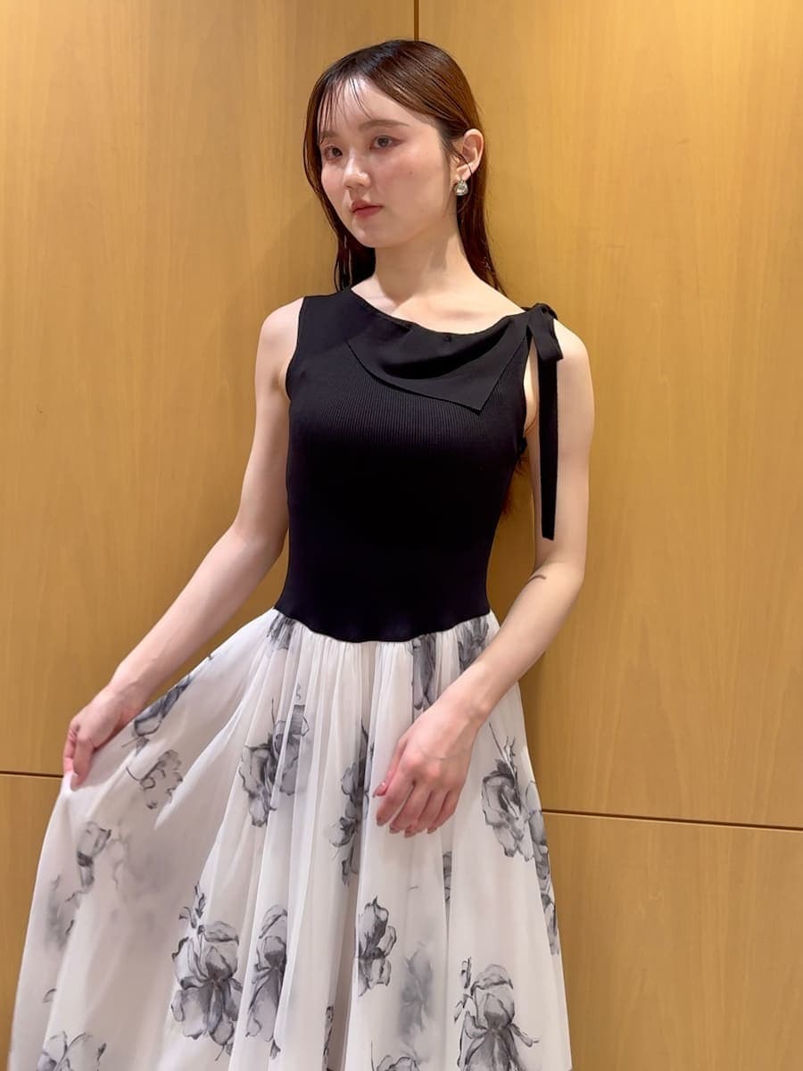 ブラック系のパンプス、ブラック系のワンピースを着用したレディースの夏コーディネートの4枚目の写真