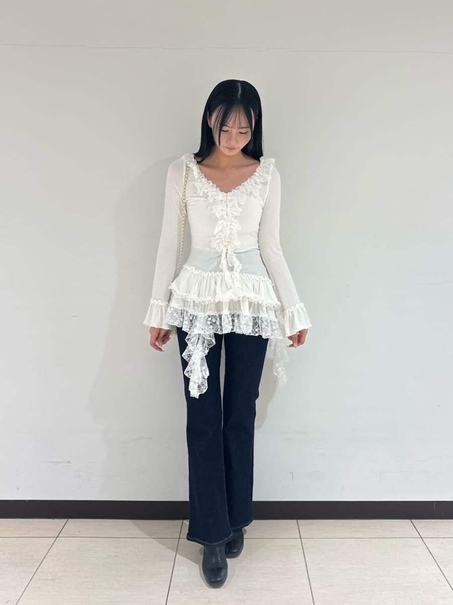 ホワイト系のTシャツ/カットソー、ブルー系のその他パンツ、ホワイト系のショルダーバッグを着用したレディースの秋コーディネートの6枚目の写真