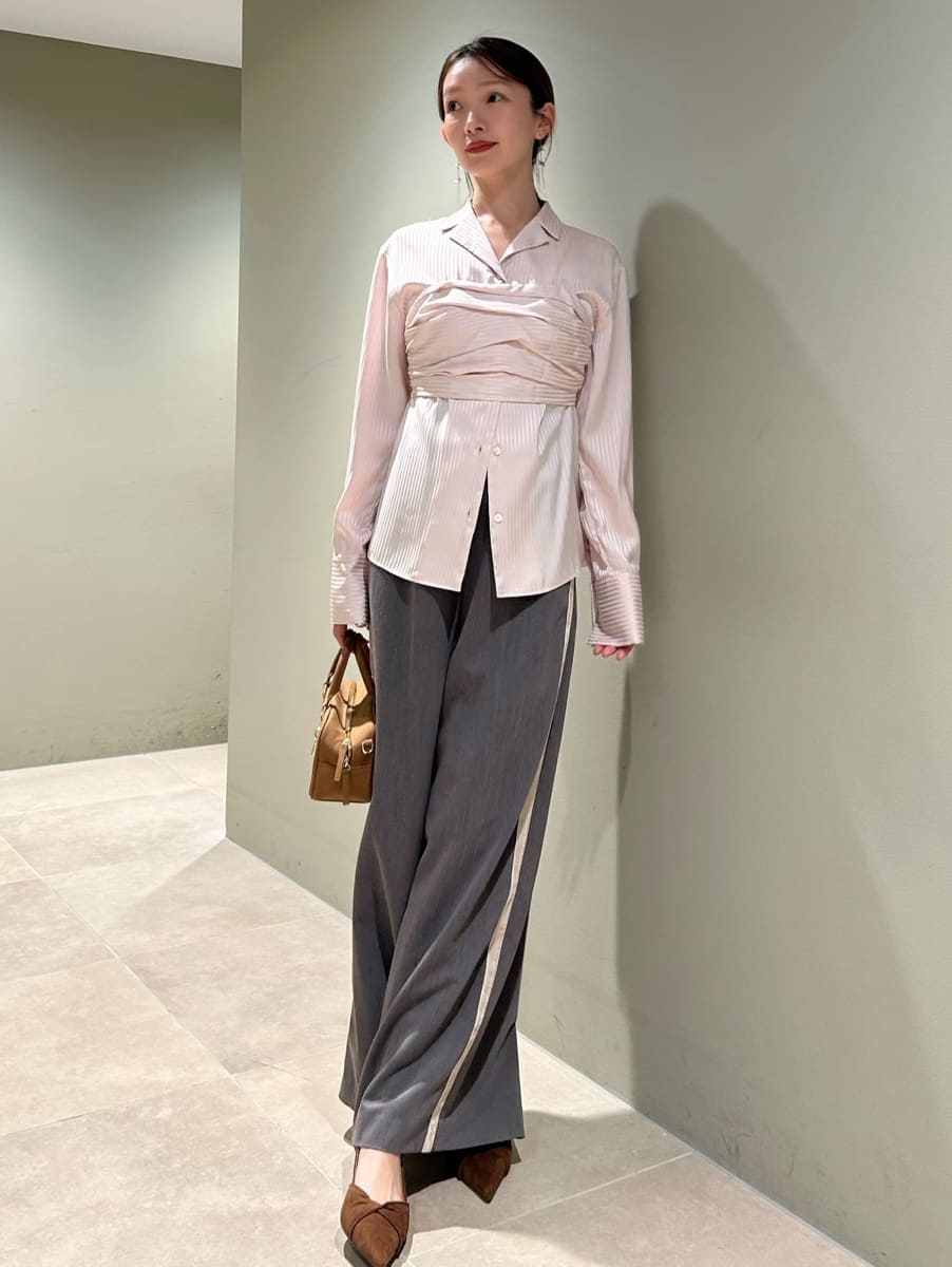 イエロー系のボストンバッグ、グレー系のその他パンツ、ピンク系のシャツ/ブラウスを着用したレディースの冬コーディネートの3枚目の写真