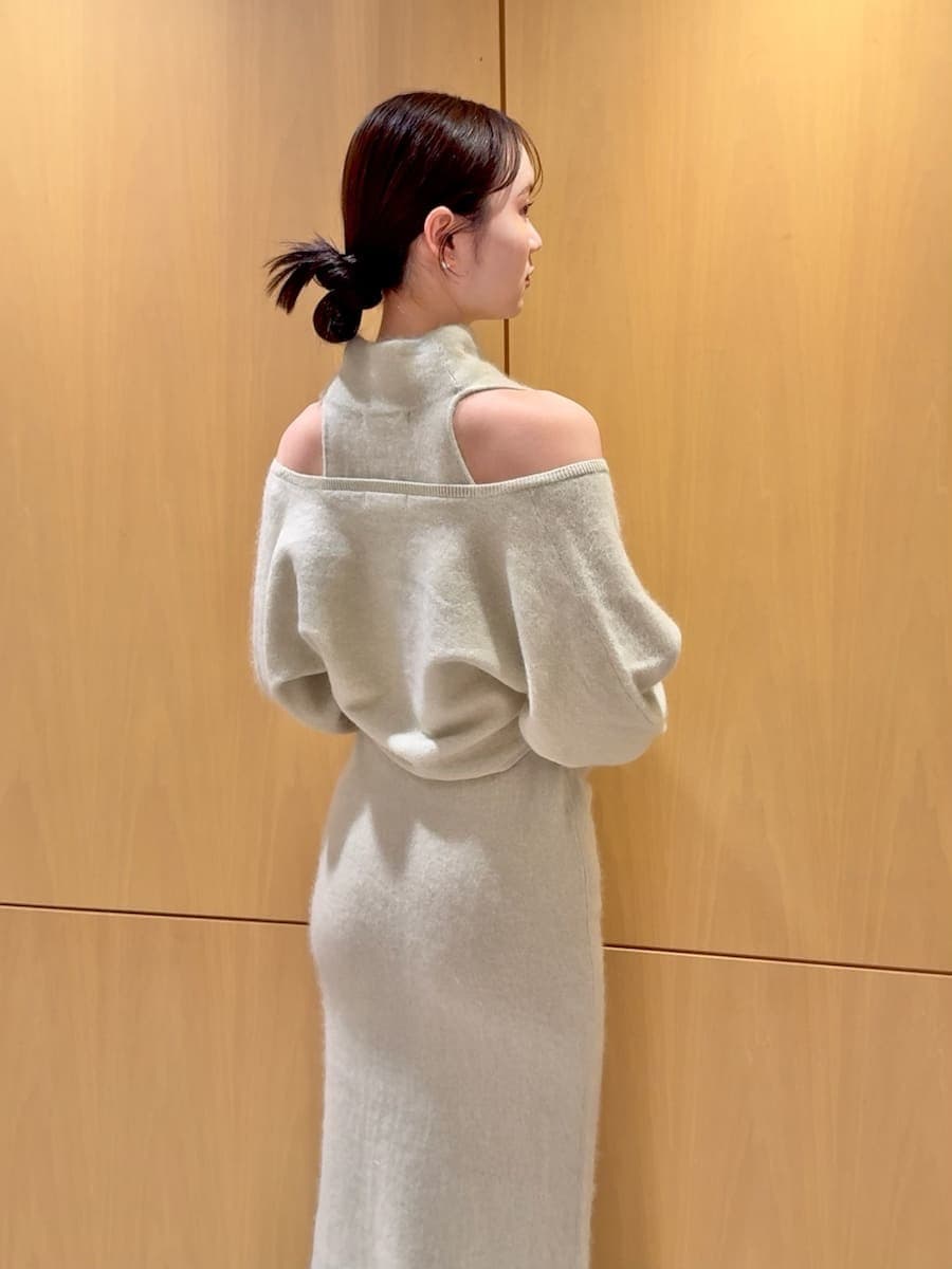 ブラック系のブーツ、グリーン系のワンピース、ブラック系のハンドバッグを着用したレディースの冬コーディネートの6枚目の写真