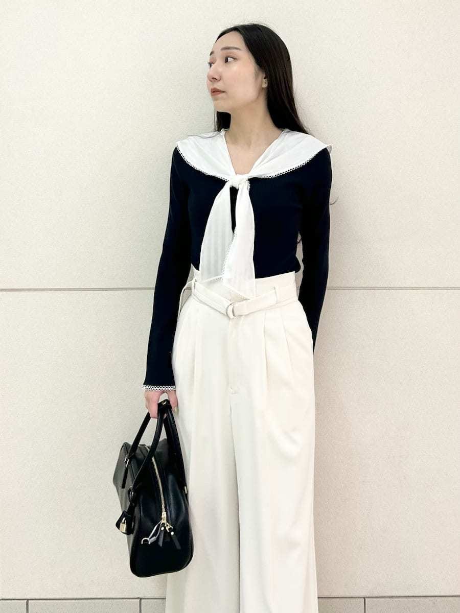 ブラック系のブーツ、ブルー系のニット/セーター、ホワイト系のその他パンツを着用したレディースの冬コーディネートの5枚目の写真