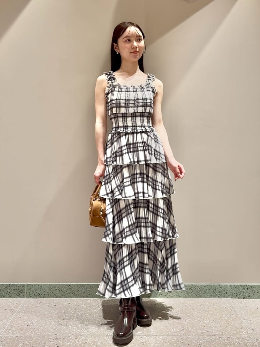 ブラウン系のブルゾン、その他のワンピース、ブラウン系のブーツを着用したレディースの秋コーディネートの3枚目の写真