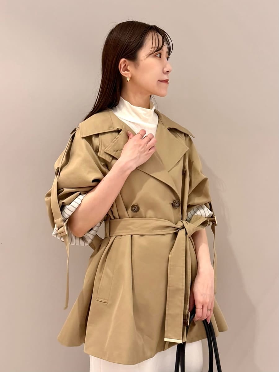 ベージュ系のトレンチコート、ホワイト系のスカート、ホワイト系のその他トップスを着用したレディースの秋コーディネートの5枚目の写真