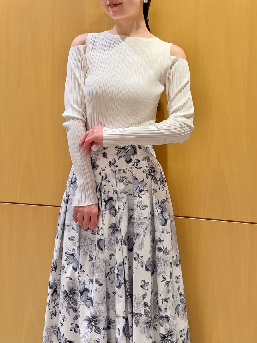 ブルー系のショルダーバッグ、ホワイト系のニット/セーターを着用したレディースの冬コーディネートの4枚目の写真