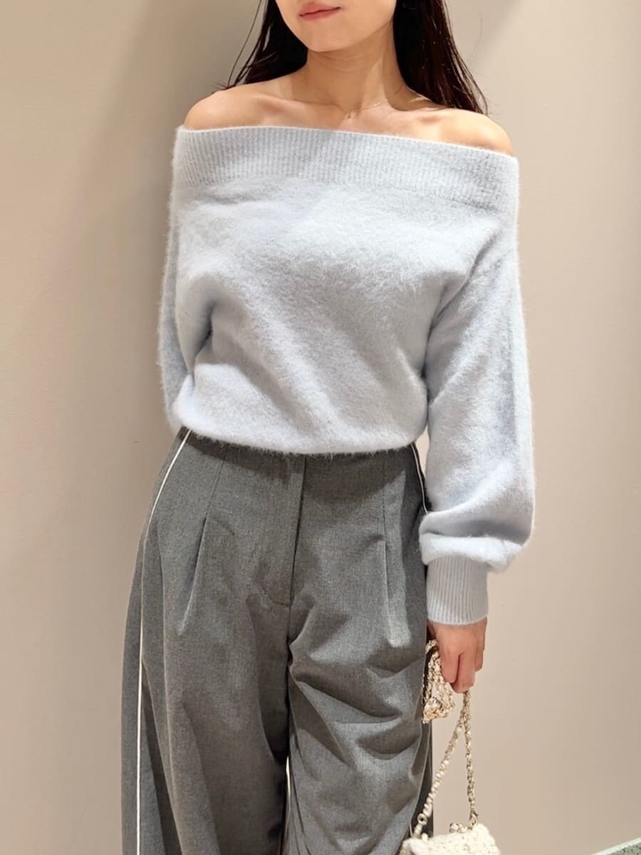 ブルー系のニット/セーター、グレー系のその他パンツ、ホワイト系のショルダーバッグを着用したレディースの秋コーディネートの4枚目の写真