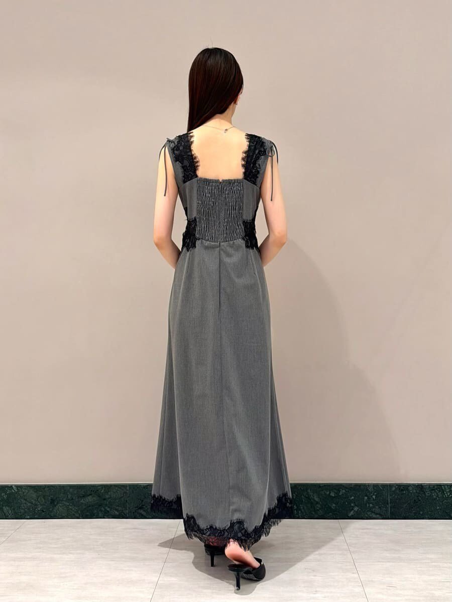 グレー系のワンピース、ブラック系のサンダル、ブルー系のショルダーバッグを着用したレディースの夏コーディネートの3枚目の写真