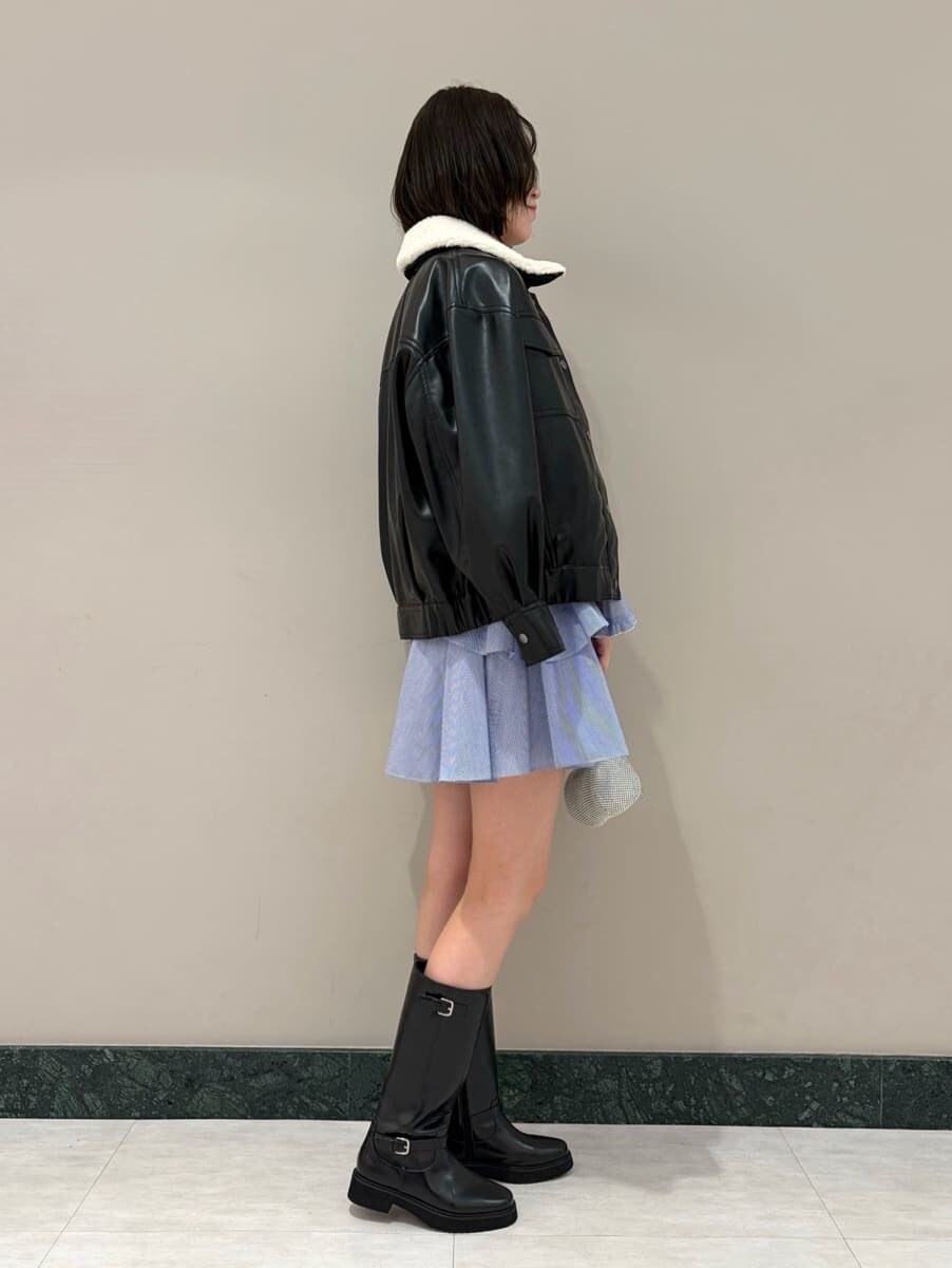 ブラック系のブーツ、ブラック系のブルゾン、その他のワンピースを着用したレディースの冬コーディネートの4枚目の写真