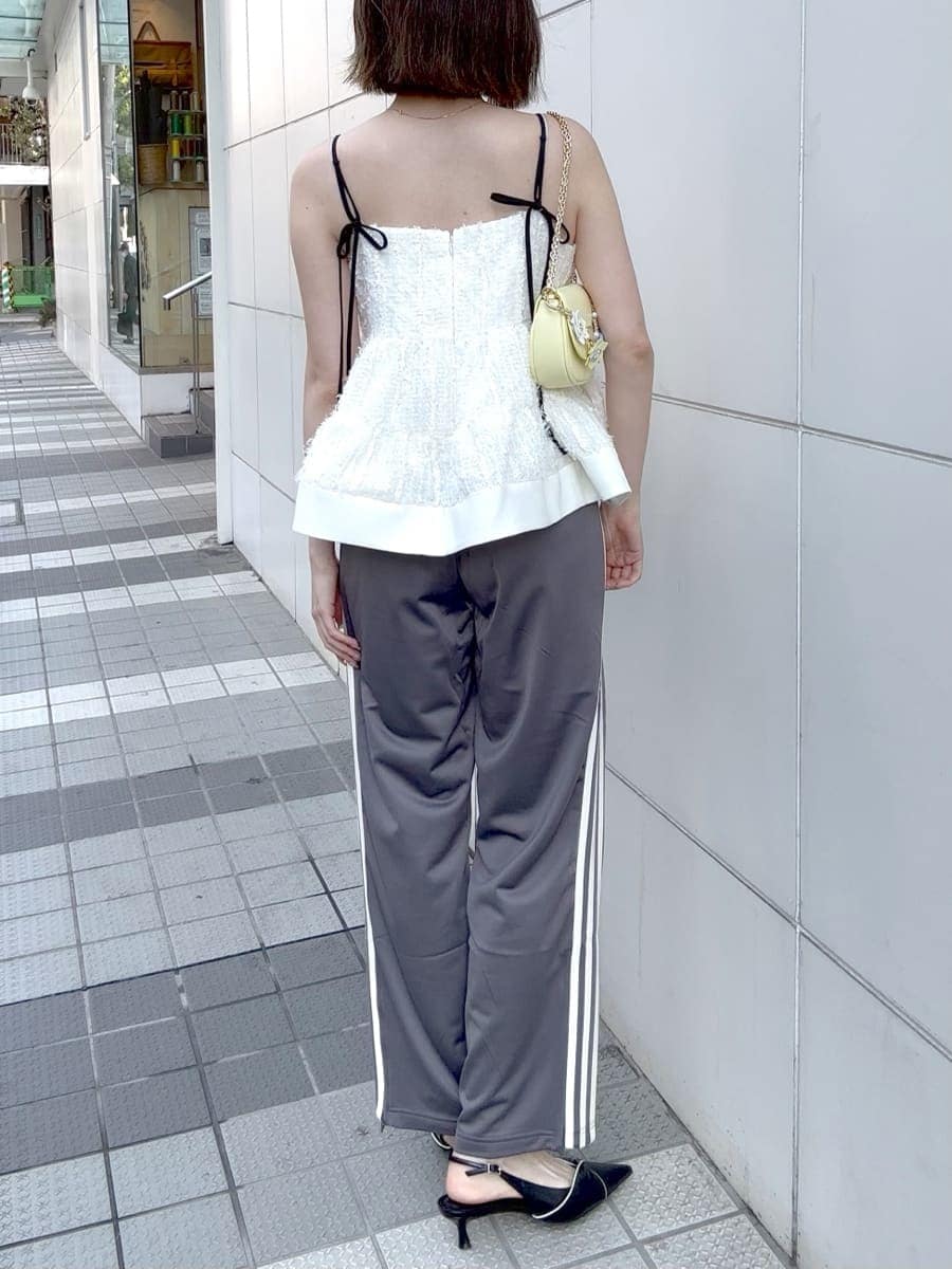 ホワイト系のその他トップス、グレー系のその他パンツ、ブラック系のパンプスを着用したレディースの冬コーディネートの6枚目の写真