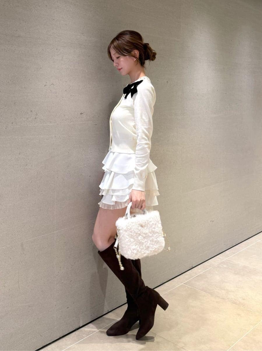 ブラウン系のブーツ、ホワイト系のカーディガン/ボレロ、ホワイト系のその他パンツを着用したレディースの秋コーディネートの2枚目の写真