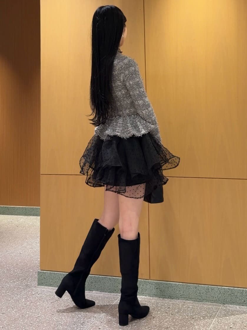 グレー系のワンピース、その他のブーツ、ブラック系のショルダーバッグを着用したレディースの秋コーディネートの4枚目の写真