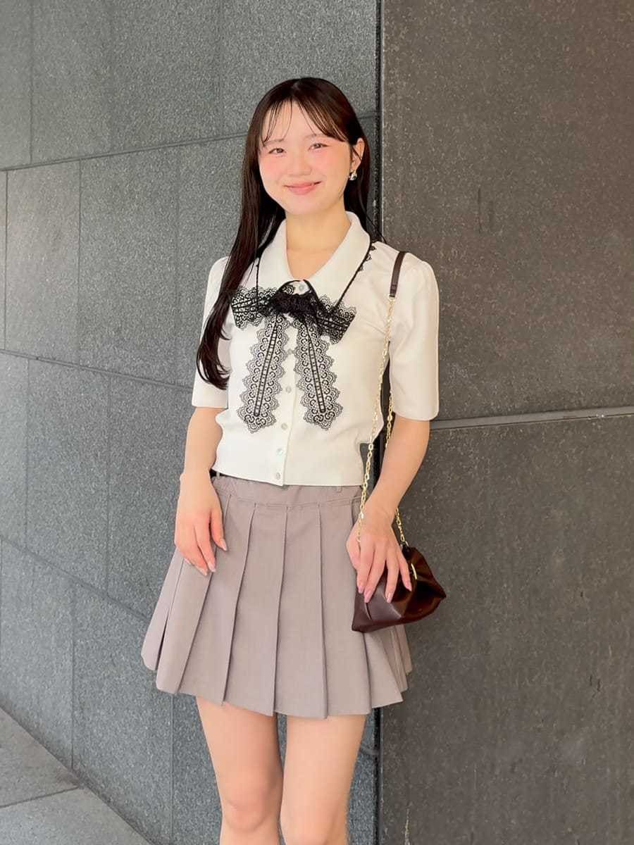 グレー系のその他パンツ、ホワイト系のニット/セーターを着用したレディースの夏コーディネートの4枚目の写真